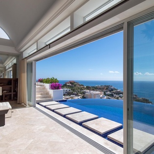 Living room with access to outdoor and ocean view