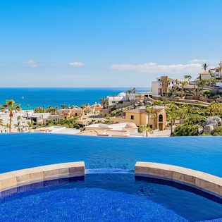 Jacuzzi and infinity pool with incredible ocean view