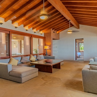 Spacious entryway