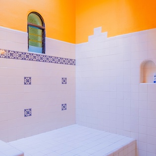 En suite bathroom with bath tub