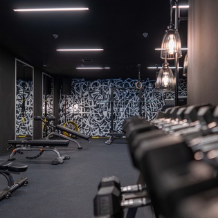 En villa fitness area