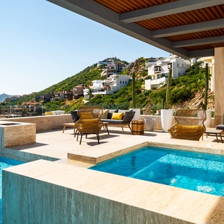 Sunny patio with infinity pool and jacuzzi