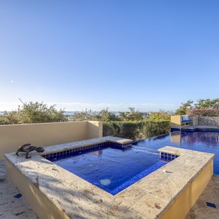 Jacuzzi and infinity pool with incredible ocean views