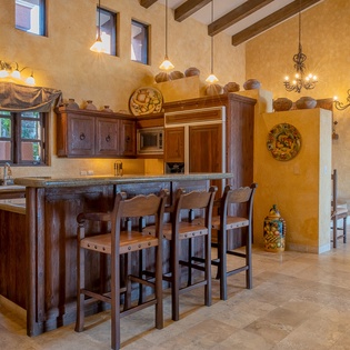 Fully equipped kitchen with bar