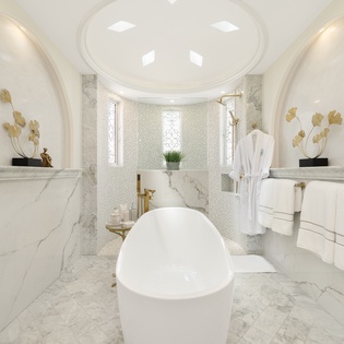 En suite bathroom with bathtub