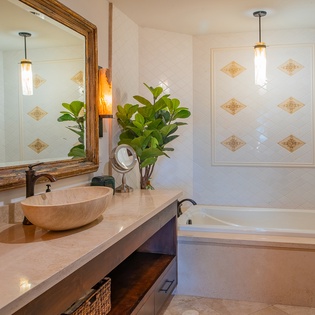 En suite bathroom with bath tub