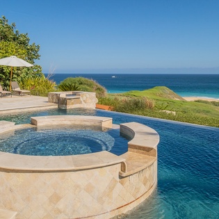 Jacuzzi with ocean view