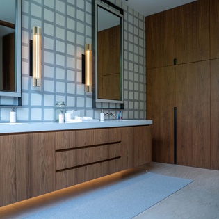 En suite bathroom with double sink
