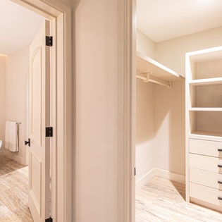 En suite bathroom and walk in closet