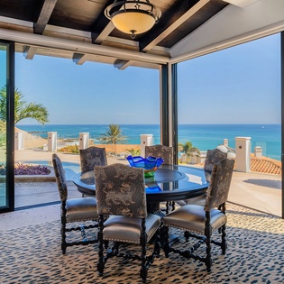 Dining area seating 6 with panoramic ocean views