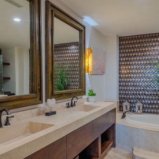 En suite bathroom with bath tub