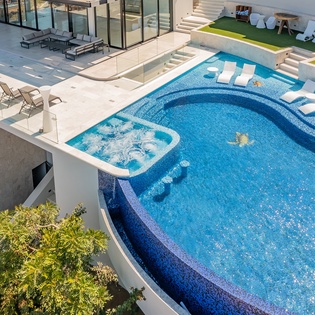 Infinity pool and jacuzzi