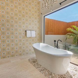 En suite bathroom wit bath tub