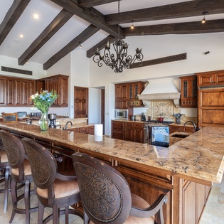 Fully equipped kitchen with bar seating 6