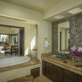 En suite bathroom with bathtub