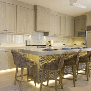 Fully equipped kitchen with bar seating of 6