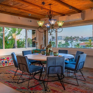 Dining area that seats 8