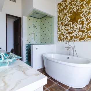 En-suite bathroom w/ bathtub
