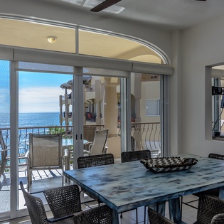 Dining area that seats 6 with ocean views