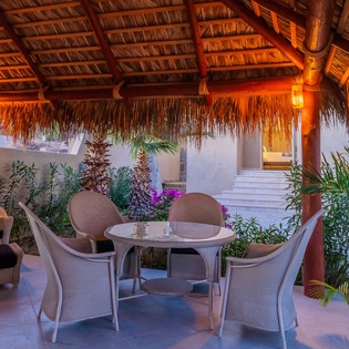 Palapa with outdoor dining nook