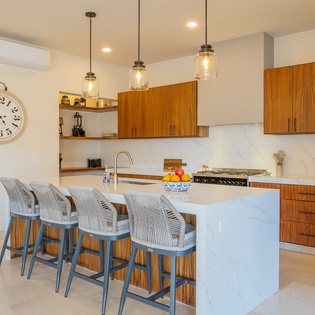 Fully equipped kitchen and bar seating