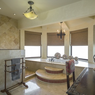 Grand bathroom with bath tub