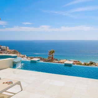 Jacuzzi and infinity pool with amazing ocean views