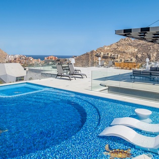 Infinity pool and jacuzzi overlooking the ocean