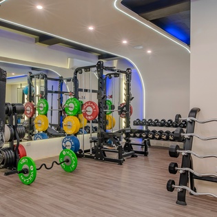 En villa fitness area