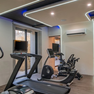 En villa fitness area