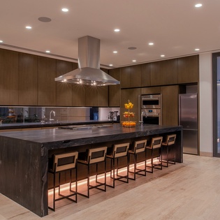 Fully equipped kitchen with bar seating