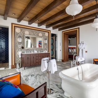 En suite bathroom with bathtub