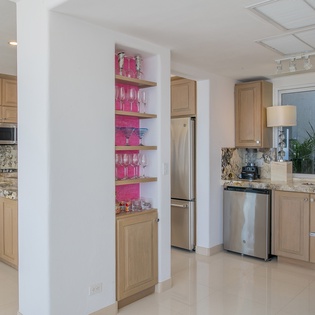 Fully equipped kitchen with cocktail glasses available