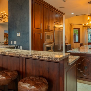 Fully equipped kitchen with bar stools
