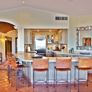 Fully equipped kitchen with bar seating 6