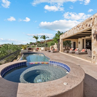 Private jacuzzi and pool with incredible view