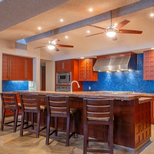 Fully equipped kitchen with bar seating