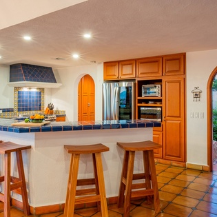 Fully equipped kitchen with bar seating