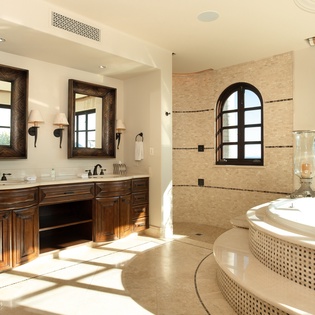 En suite bathroom with double sinks and bath tub