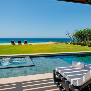 Terrace and jacuzzi