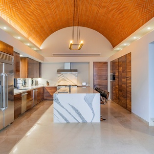 Fully equipped kitchen with bar seating