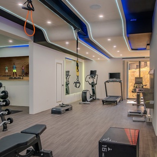 En villa fitness area