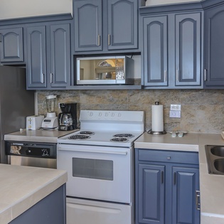 Fully equipped kitchen with bar seating