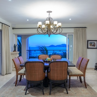Dining area that seats 8