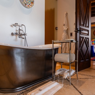 En suite bathroom with bathtub