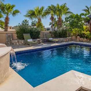 Beautiful pool with jacuzzi