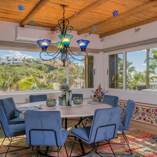 Dining area that seats 8