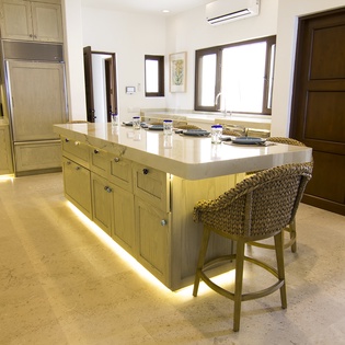 Fully equipped kitchen with bar seating of 6