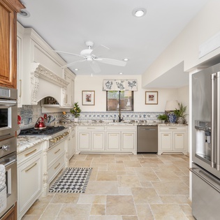 Fully equipped kitchen