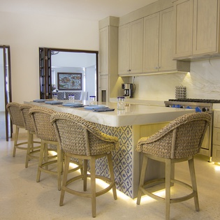 Fully equipped kitchen with bar seating of 6